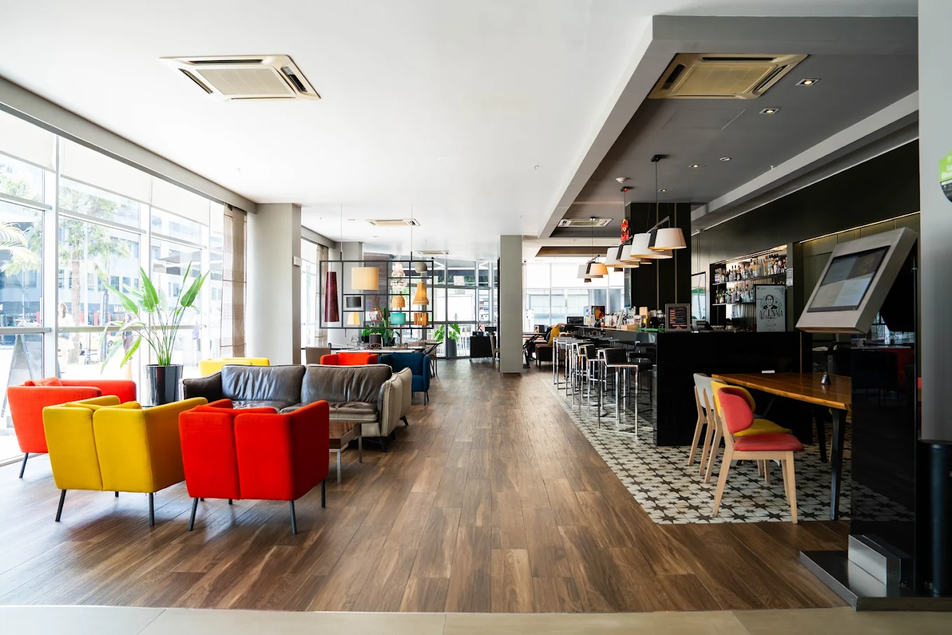 Area de recepción del hotel Novotel Lima San Isidro