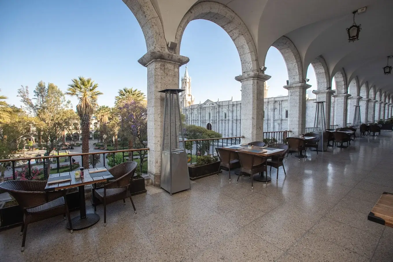 Balcón del Restaurante La Plaza del hotel Casa Andina Select Arequipa Plaza
