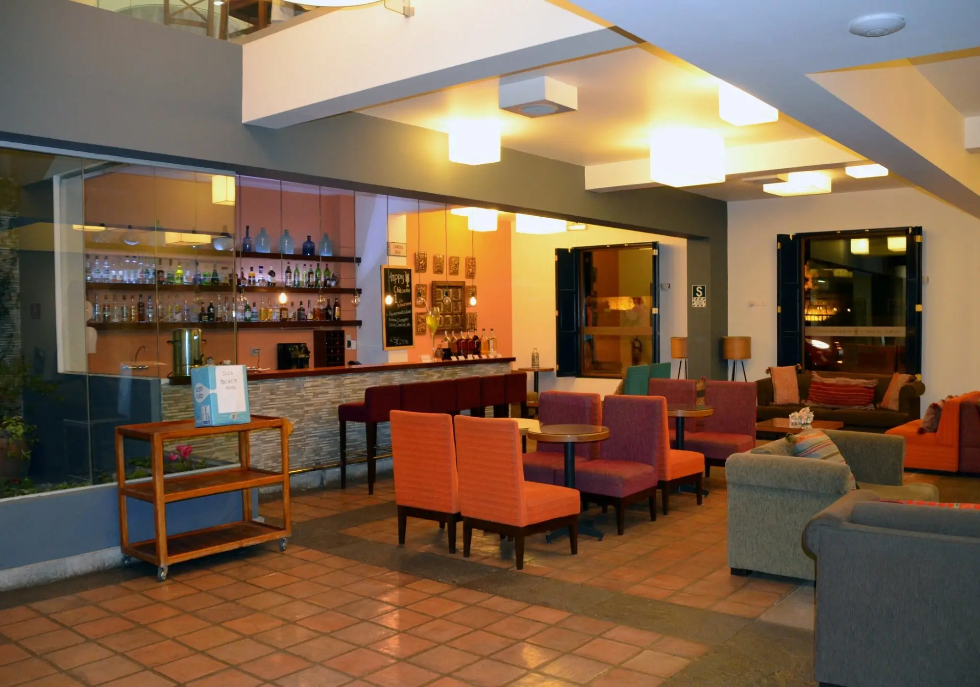 Bar y zona de estar del Hotel San Agustín Plaza