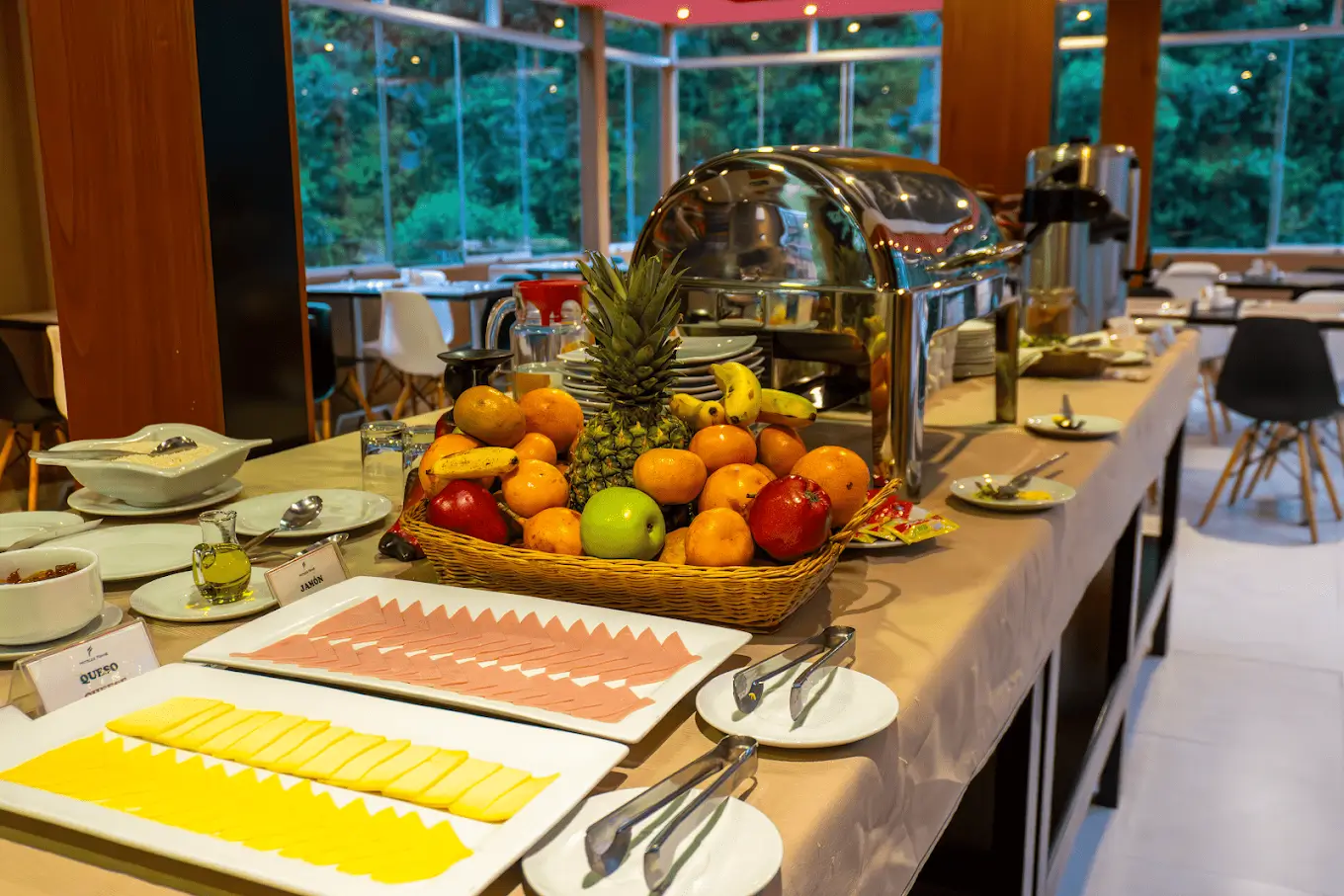 Desayuno buffet en el Hotel Ferré Machu Picchu