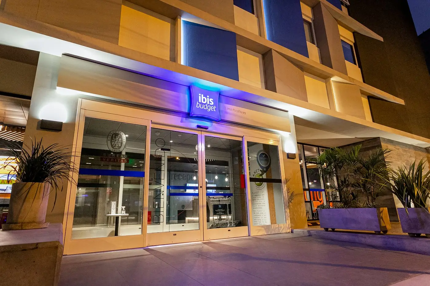 Fachada del hotel ibis budget Lima Miraflores.
