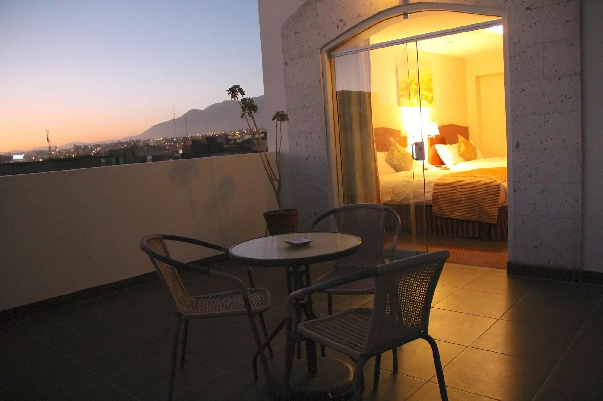 Habitación con balcón privado, en el hotel Casona Plaza Arequipa.