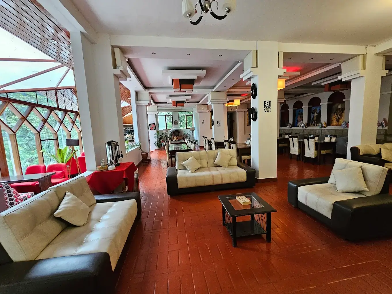 Lobby y sala de estar del Hotel Santuario Machu Picchu