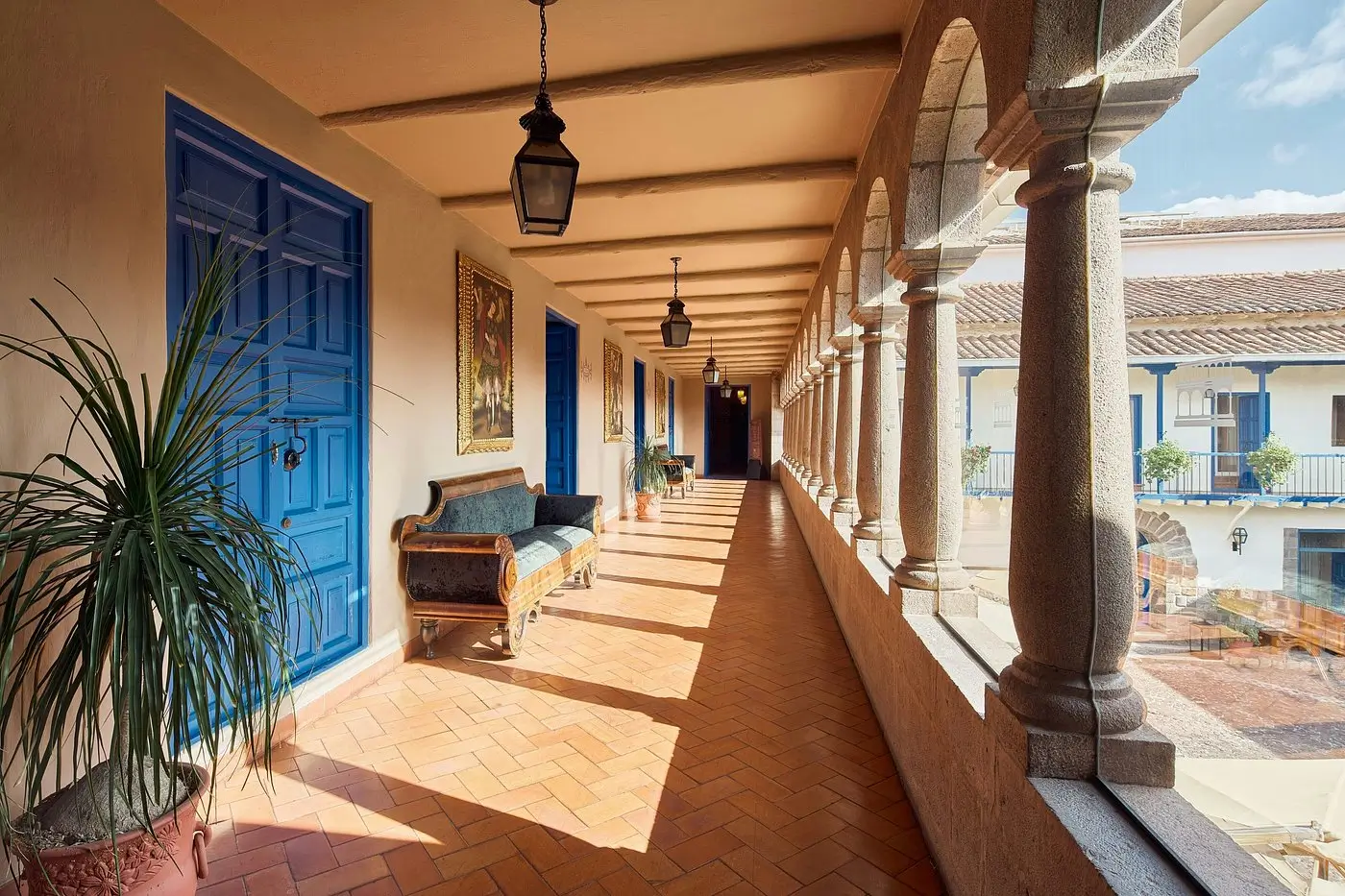 Pasillo colonial del hotel Palacio del Inka