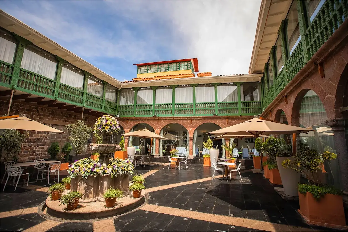 Patio colonial del hotel Aranwa Cusco Boutique Hotel