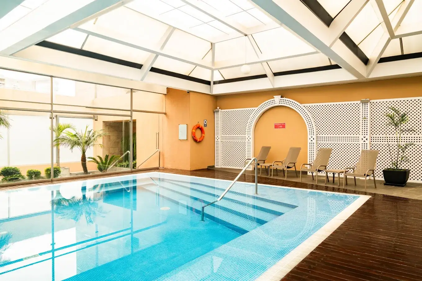 Piscina techada del hotel Casa Andina Premium Miraflores