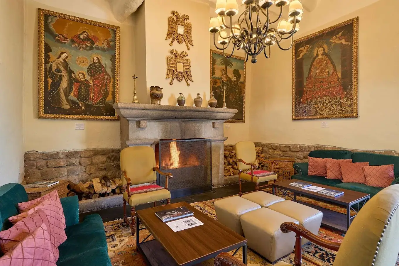 Sala con chimenea del hotel Casa Andina Premium Cusco