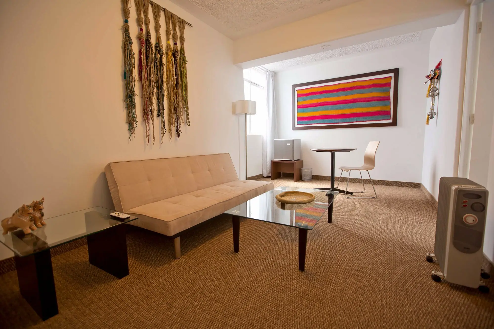 Sala de estar de una suite en el Hotel Tierra Viva Puno Plaza