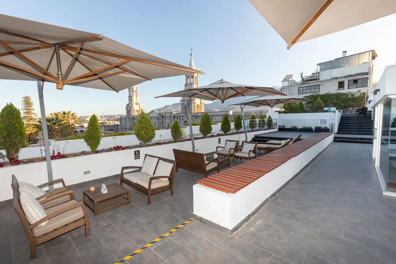 Terraza con vista a la Catedral del hotel Casa Andina Select Arequipa Plaza