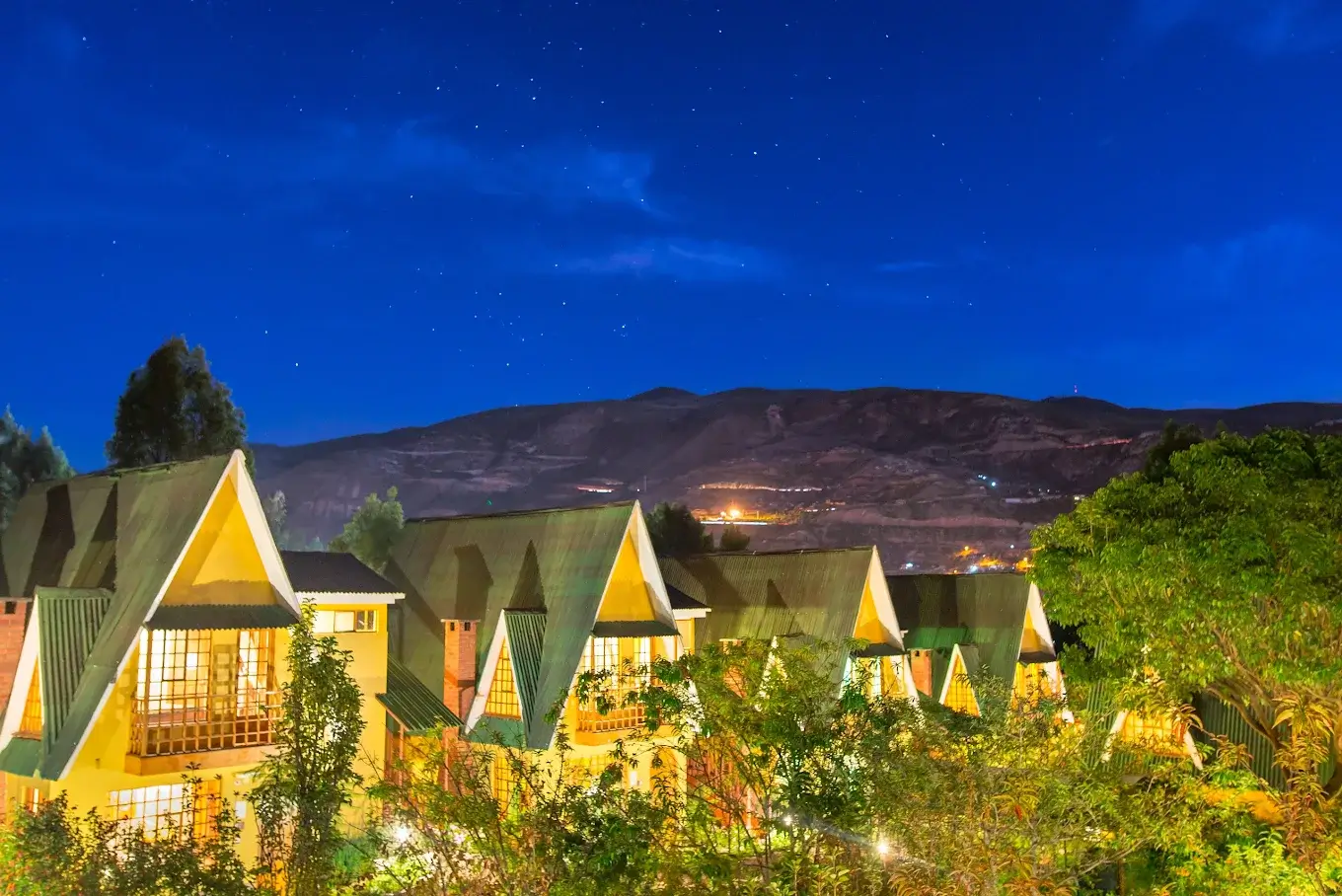 Vista nocturna del Amaru Valle Hotel