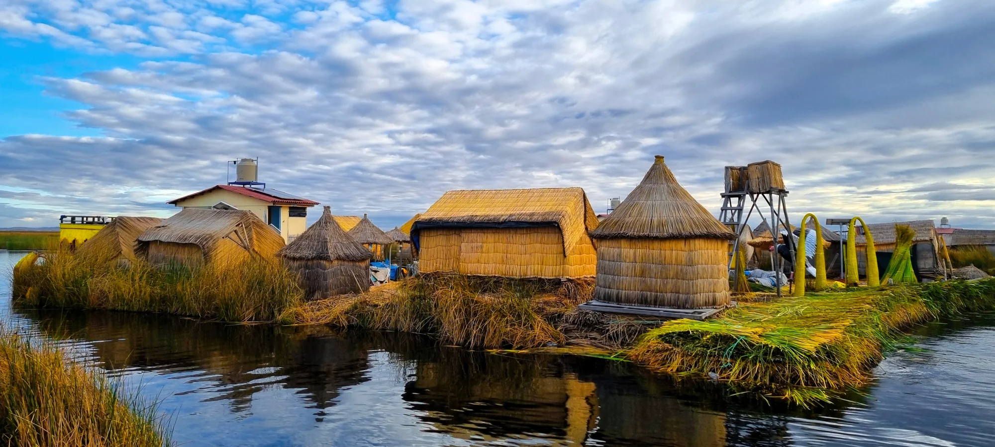 Islas Uros en Perú: qué son, cómo visitarlas y qué esperar en el Lago Titicaca